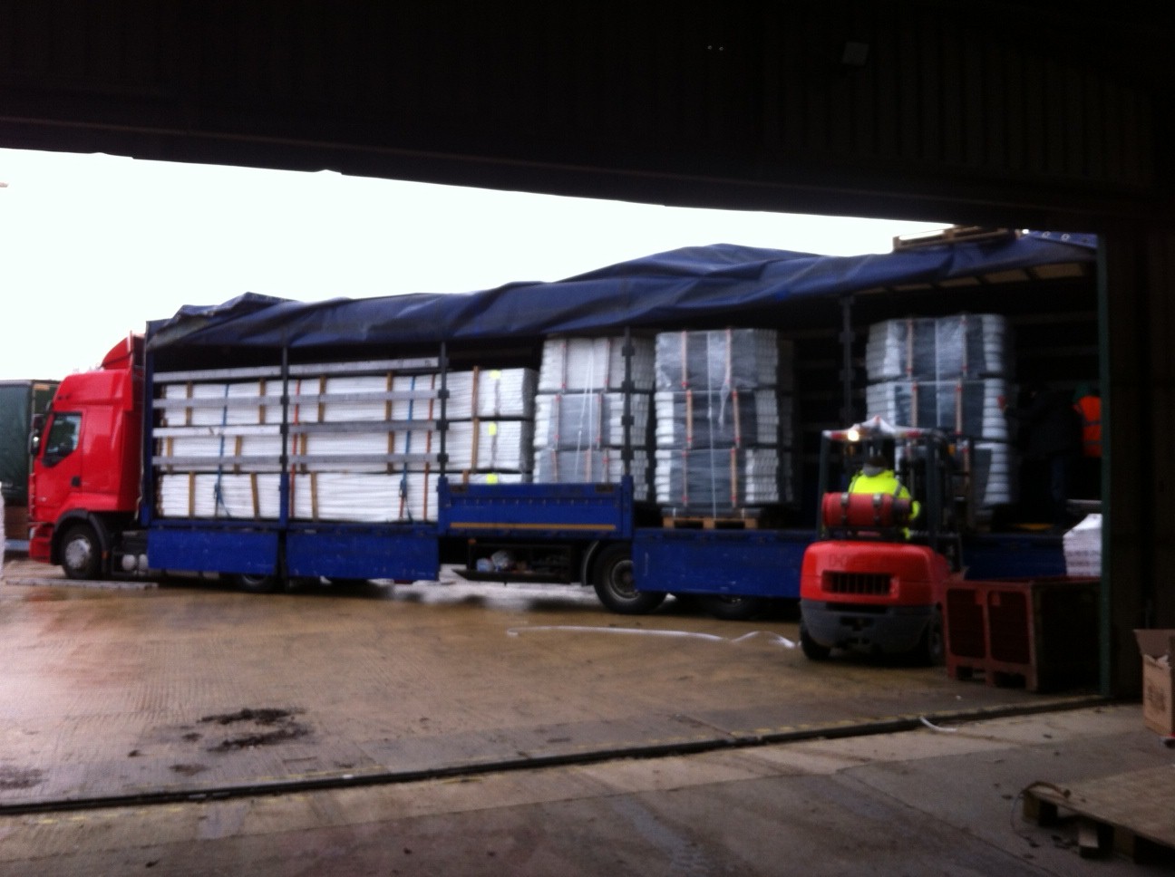 lorry-loaded-with-duralock-fencing